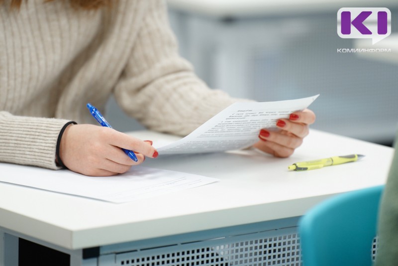 Выпускницу из Инты оштрафовали за шпаргалку на экзамене