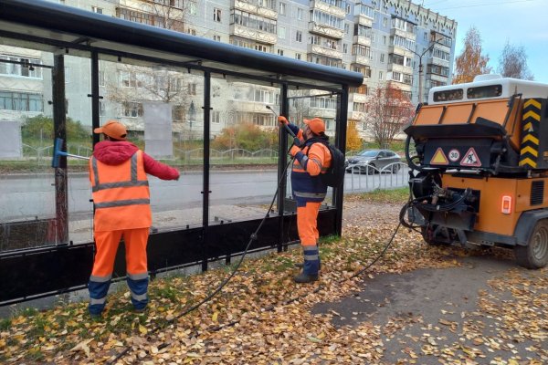 Специалисты Дорожного хозяйства Сыктывкара приводят в порядок остановочные комплексы