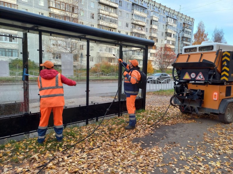Специалисты Дорожного хозяйства Сыктывкара приводят в порядок остановочные комплексы