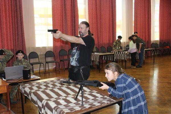 В Эжвинском Дворце бумажников отметили День отца