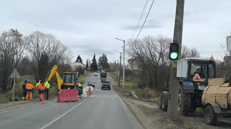 В Сыктывкаре на мосту через Дырнос заработал реверсивный светофор из-за ремонта водопропускной трубы