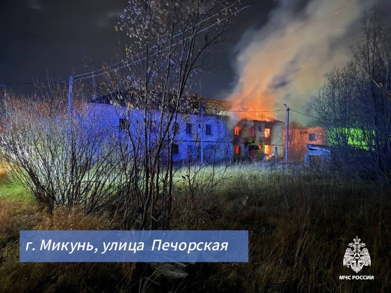 В Микуне за сутки произошли два крупных пожара в неэксплуатируемых зданиях