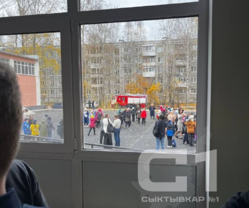 В сыктывкарской школе №36 провели экстренную эвакуацию учащихся