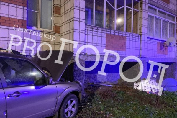 В Сыктывкаре водитель Chevrolet Niva въехал в дом и попал в больницу