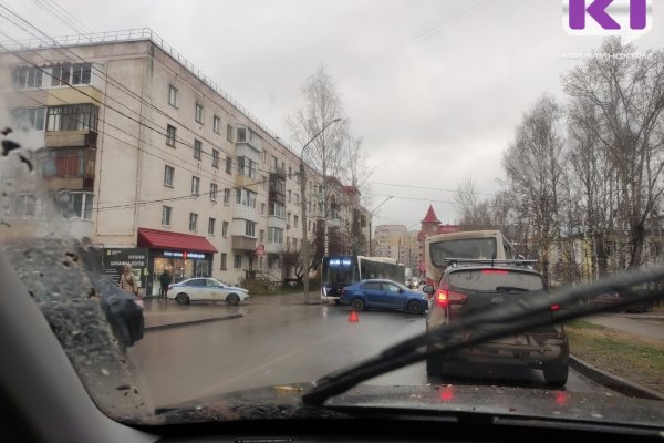 В Сыктывкаре столкнулись Volkswagen и Renault, есть пострадавший