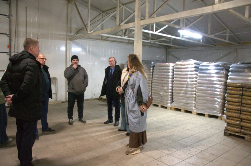 В Троицко-Печорском районе решают вопрос с доставкой дров и предлагают населению использовать брикеты и пеллеты