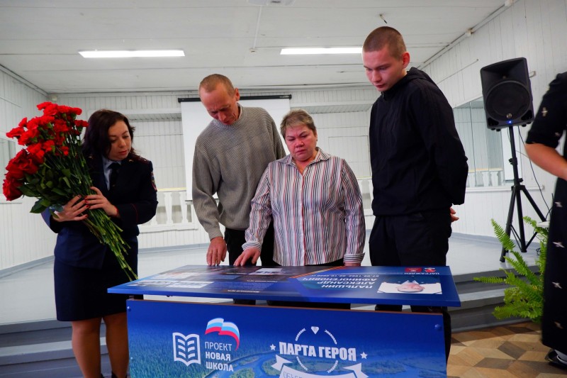 В сыктывкарской школе №33 открыли "Парту Героя" в честь Александра Пальшина

