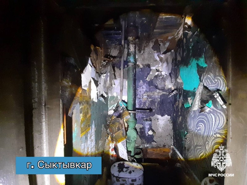 В Сыктывкаре загорелась квартира в двухэтажном доме, эвакуировали 11 человек