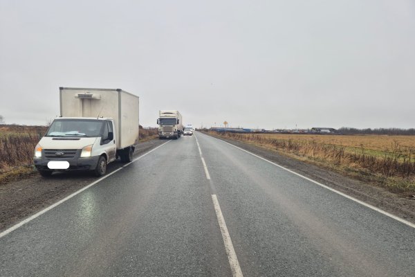 На трассе под Ухтой фургон сбил пожилого пешехода, пострадавшего госпитализировали