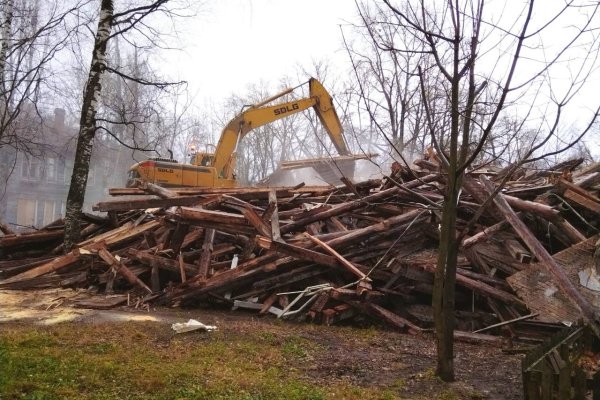 В Сыктывкаре на улице Орджоникидзе расчищают площадку после сноса аварийного дома