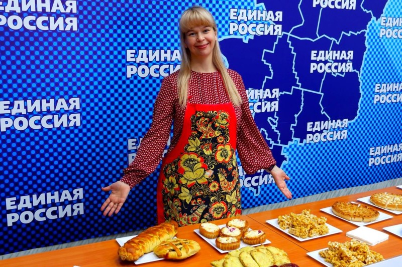 Ко Дню народного единства в "Единой России" провели концерт, награждение волонтеров и дегустацию национальной кухни