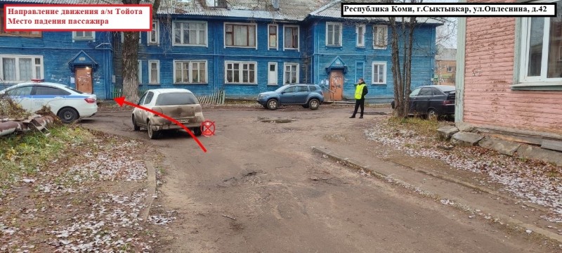 В Сыктывкаре из салона автомобиля Toyota выпала пассажирка
