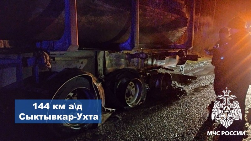 На автодороге Сыктывкар - Ухта загорелся грузовой тягач МАЗ