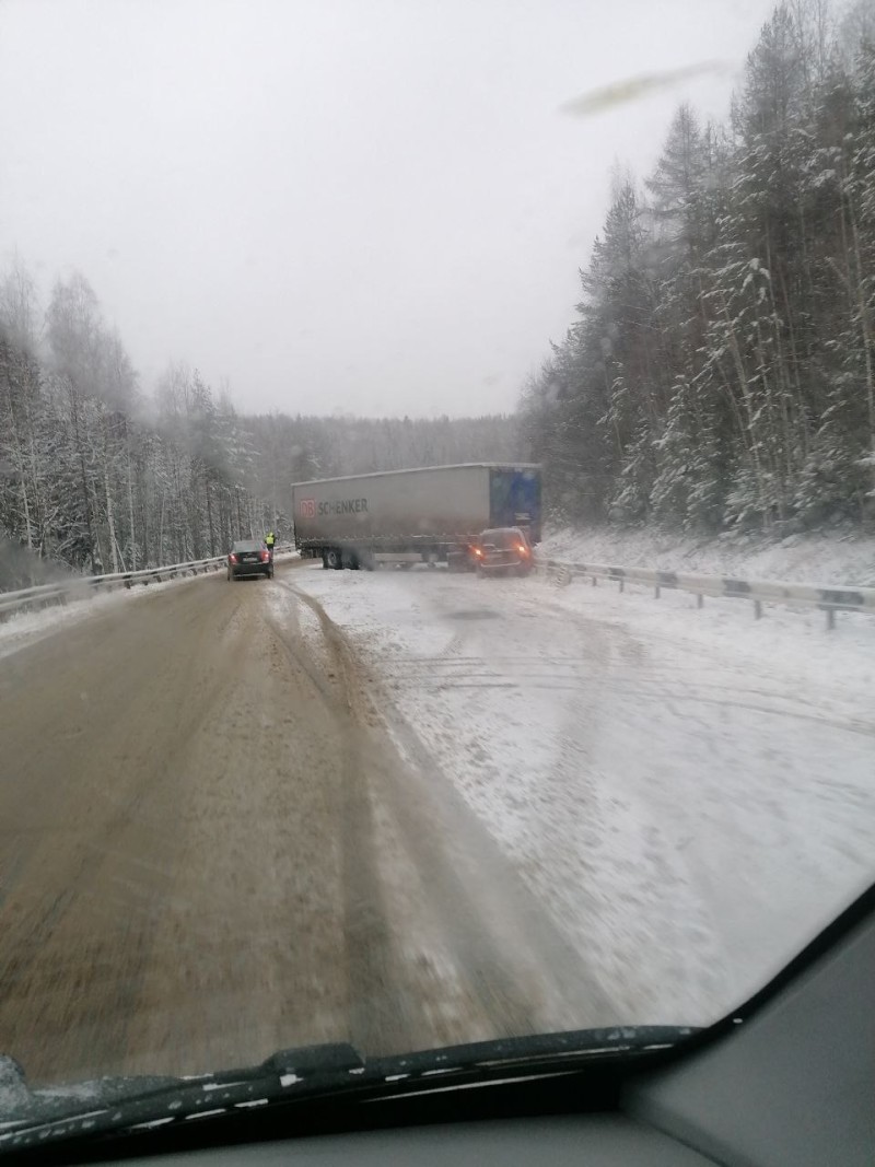 На автодороге в Коми фура столкнулась с "Ладой Ларгус"