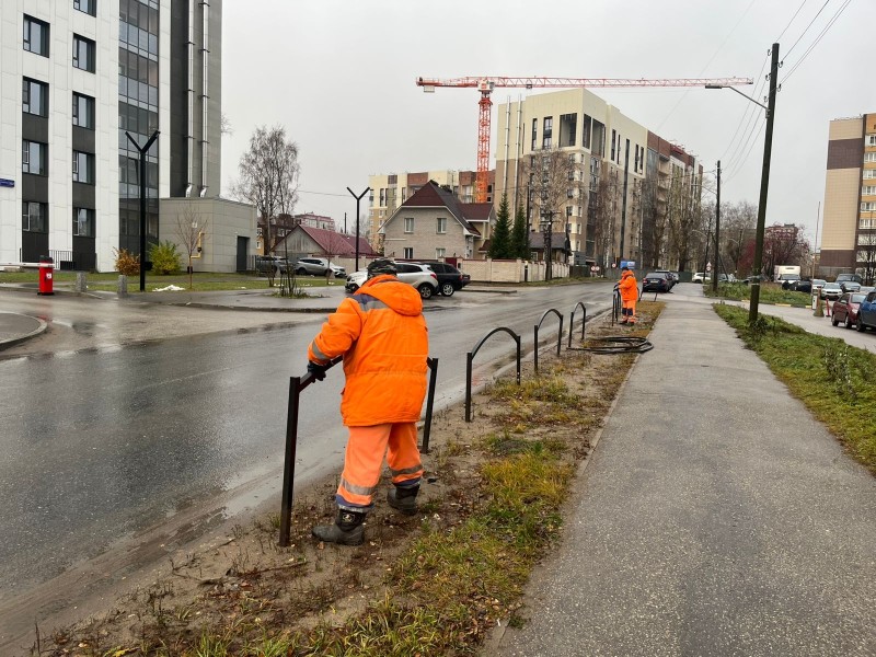 В Сыктывкаре приступили к уборке летних ограждений с обочин
