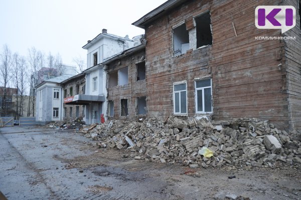 Дом с секретом: в Сыктывкаре сносят здание, скрывавшее деревянную постройку советской эпохи