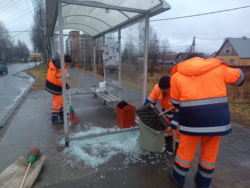 В Сыктывкаре неизвестные разбили остановку "Скала" по ул. Савина