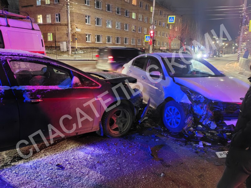 В Ухте при столкновении двух иномарок пострадала водитель одной из них