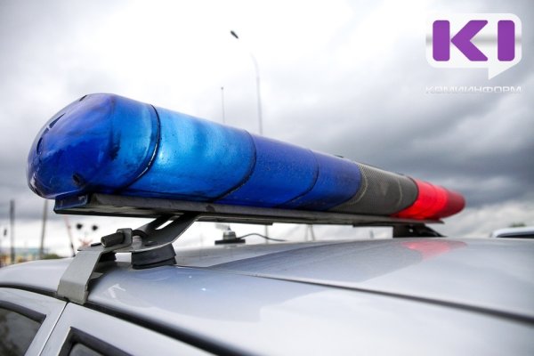 В Воркуте машина на колесах с разной резиной оказалась в кювете 