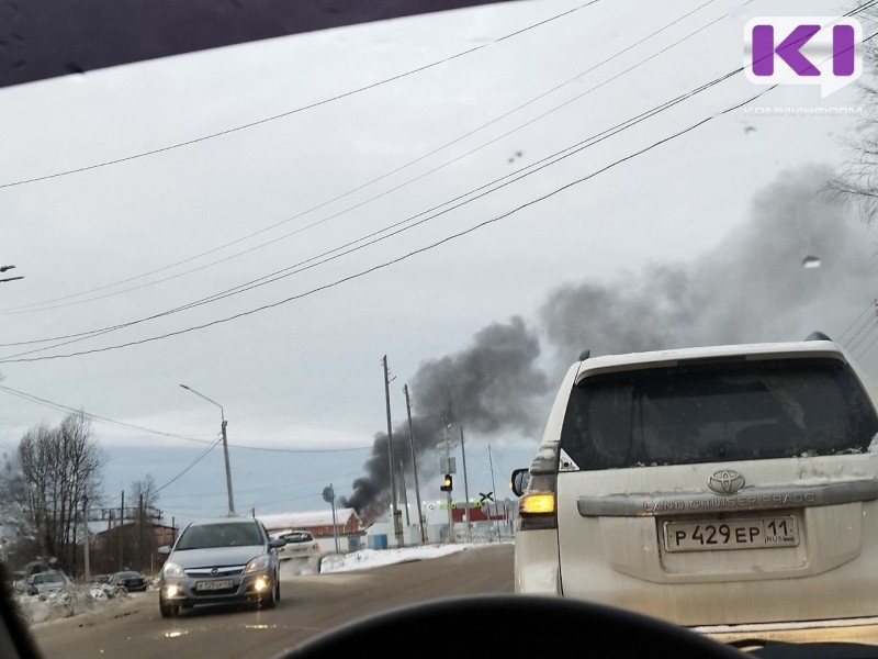 В Сыктывкаре локализовали пожар в гараже на улице Орджоникидзе