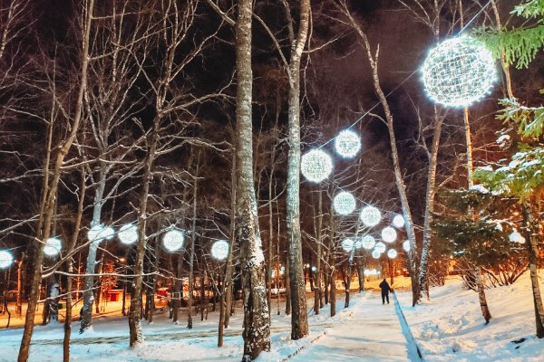 Гигантская новогодняя гирлянда украсила столицу Коми 