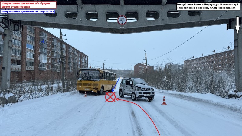 В Воркуте женщина "припарковалась" в школьный автобус 