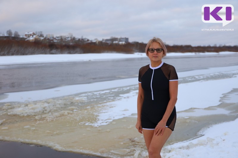 "Путеводная звезда" зимнего плавания: знаменитая путешественница-экстремалка окунулась в Сысолу с сыктывкарскими любителями закаливания

