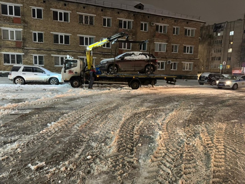 Возле сыктывкарского аэропорта эвакуировали автомобили для расчистки снега