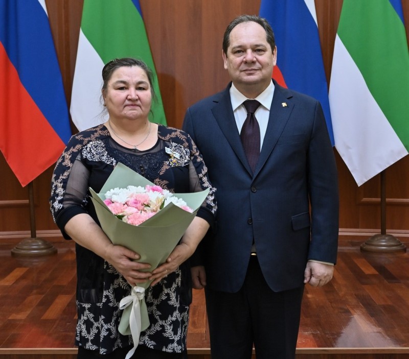 Ростислав Гольдштейн вручил орден "Родительская слава" Ольге Сметаниной, матери девятерых детей