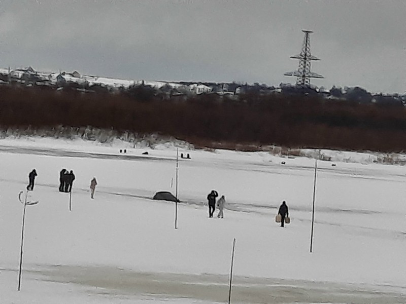 В Ижме под лед провалилась машина 