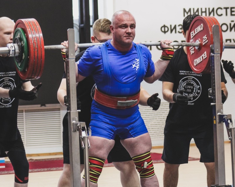 Одиннадцать золотых медалей завоевали спортсмены Коми на соревнованиях по пауэрлифтингу