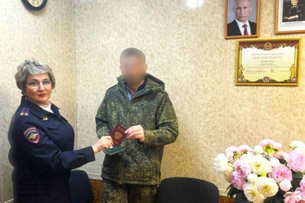 В Воркуте полицейские вручили паспорт гражданина Российской Федерации участнику СВО из Азербайджана