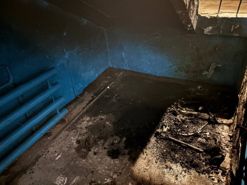 В подъезде дома в Эжве неизвестный поджег детскую коляску