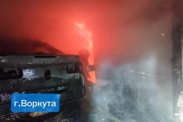 В Воркуте произошел пожар в гаражном массиве.