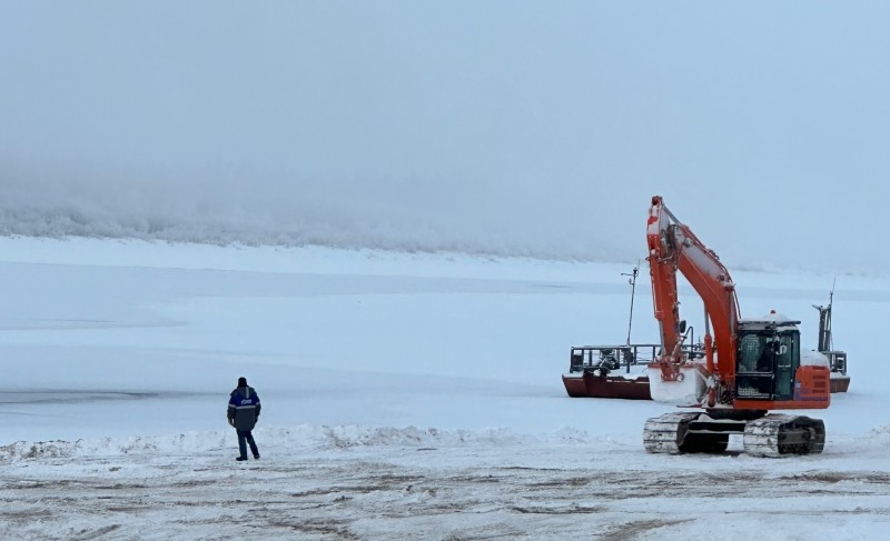 В Вуктыле начался монтаж понтонного моста для связи с "большой землей"