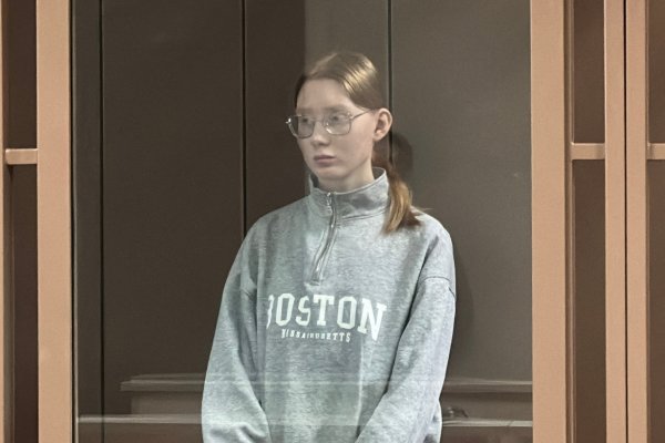 19-летней жительнице Сыктывкара продлили срок содержания под стражей по делу о поджоге полицейской машины