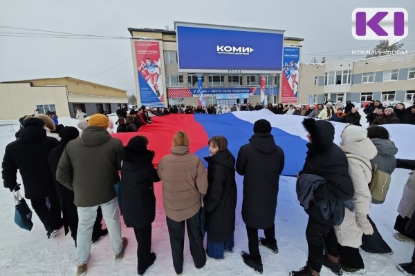 В День Конституции России на стадионе им.Раисы Сметаниной развернули триколор