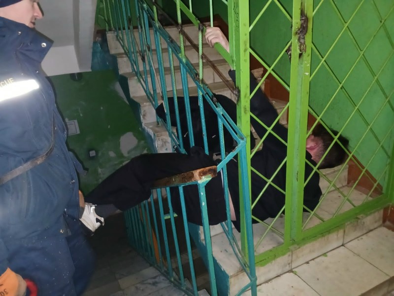 Спасатели помогли сыктывкарцу пролезть через перила лестницы в подъезде 