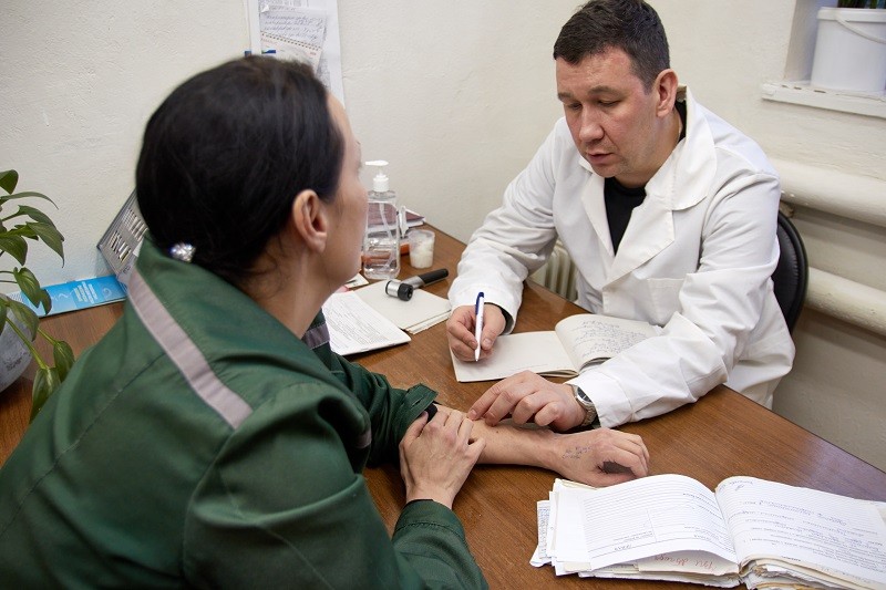 Онколог Александр Якимов в рамках общественной акции "ОНКопатруль" провел обследование осужденных в колонии 