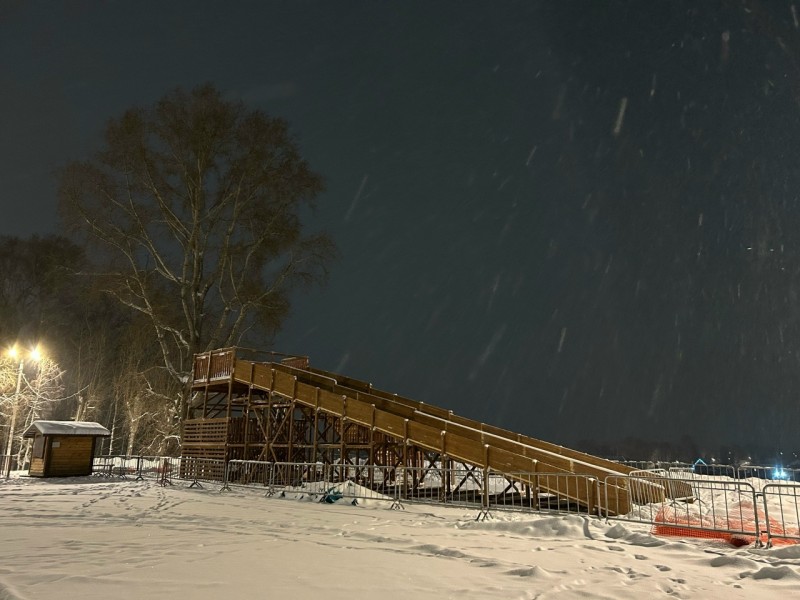 В Кировском парке Сыктывкара смонтировали гигантскую горку
