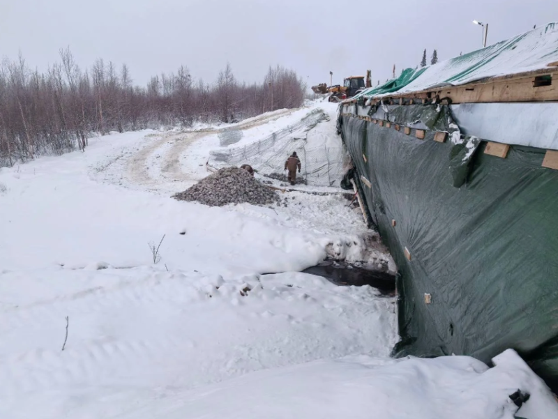 Продолжаются ремонтные работы на мосту через реку Евсявис в Усинском районе

