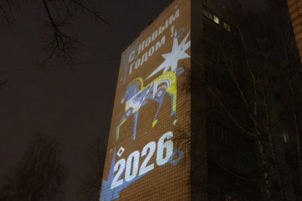 На фасадах сыктывкарских домов появились новогодние световые рисунки