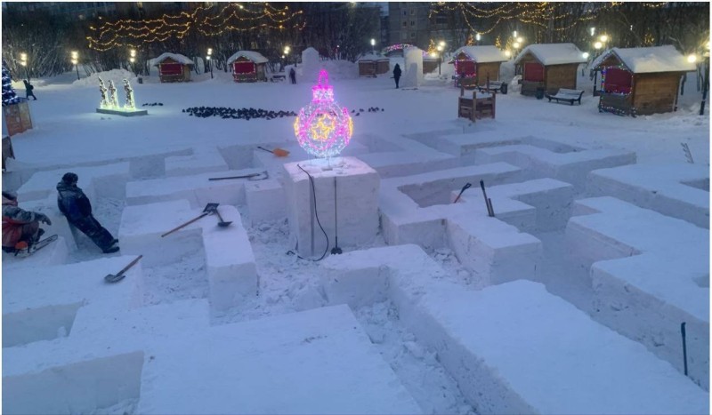 Вандалы повредили новогодний городок в Воркуте еще до открытия