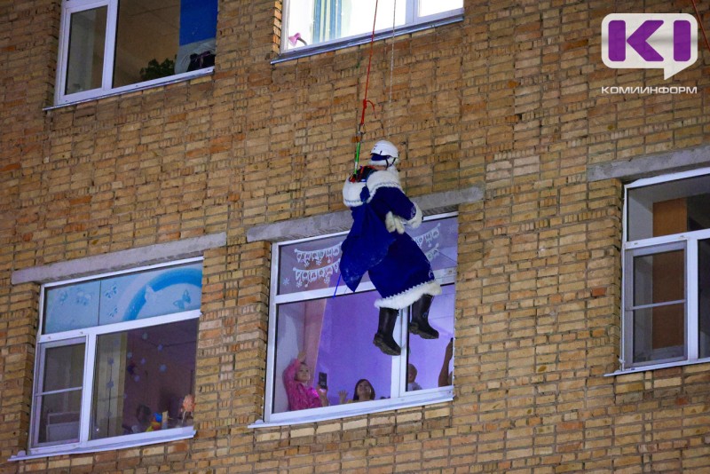 Сказочный сюрприз в Сыктывкаре: Дед Мороз-альпинист заглянул в окна детской больницы
