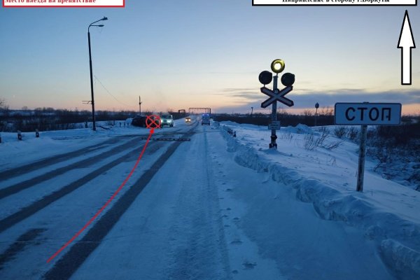 В Воркуте водитель Chevrolet врезался в светофор на железнодорожном переезде