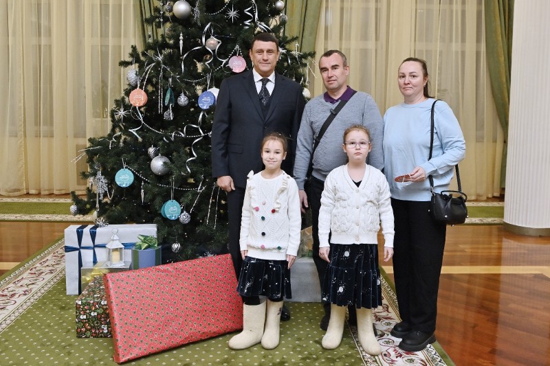 Дмитрий Братыненко исполнил мечты сестёр-двойняшек в рамках акции "Ёлка желаний".

