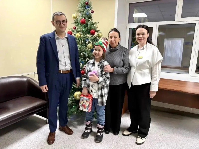 "Ёлка желаний-2025": Ирина Кондратьева приготовила подарок-сюрприз девочке Веронике

