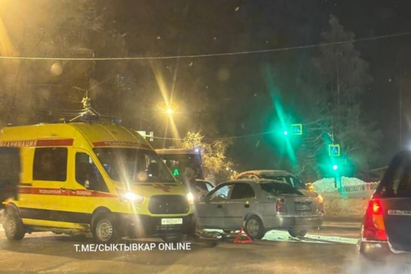 В Сыктывкаре Lada и Hyundai столкнулись на перекрестке, есть пострадавший