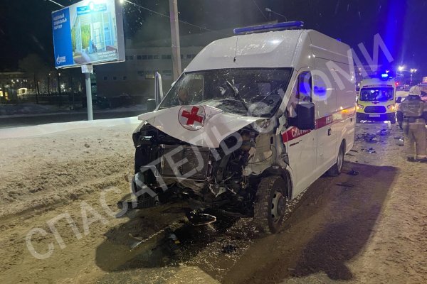 ДТП в Ухте: водитель Hyundai врезался в машину скорой помощи, 3 человека пострадали