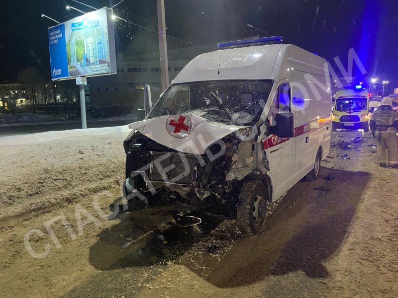 ДТП в Ухте: водитель Hyundai врезался в машину скорой помощи, 3 человека пострадали